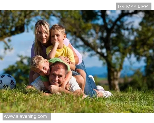 足球明星与孩子们的幸福生活揭秘：他们如何平衡事业与家庭