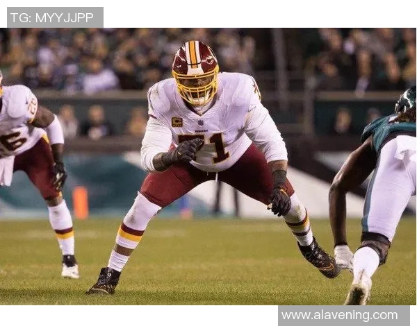 足球明星如何在比赛中巧妙佩戴头盔以保护头部安全 足球明星如何在比赛中巧妙佩戴头盔以保护头部安全