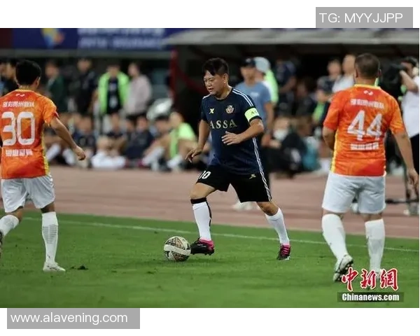 足球明星赛精彩瞬间合影展现球场魅力与友谊的完美结合 足球明星赛精彩瞬间合影展现球场魅力与友谊的完美结合