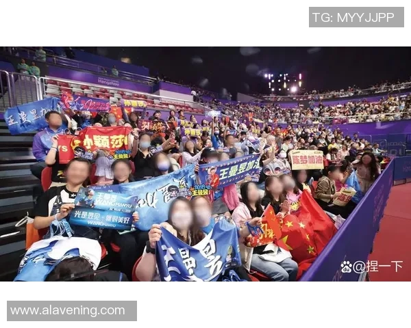 足球明星进球后与粉丝热情拥抱展现亲民一面引发球迷热烈反响 足球明星进球后与粉丝热情拥抱展现亲民一面引发球迷热烈反响